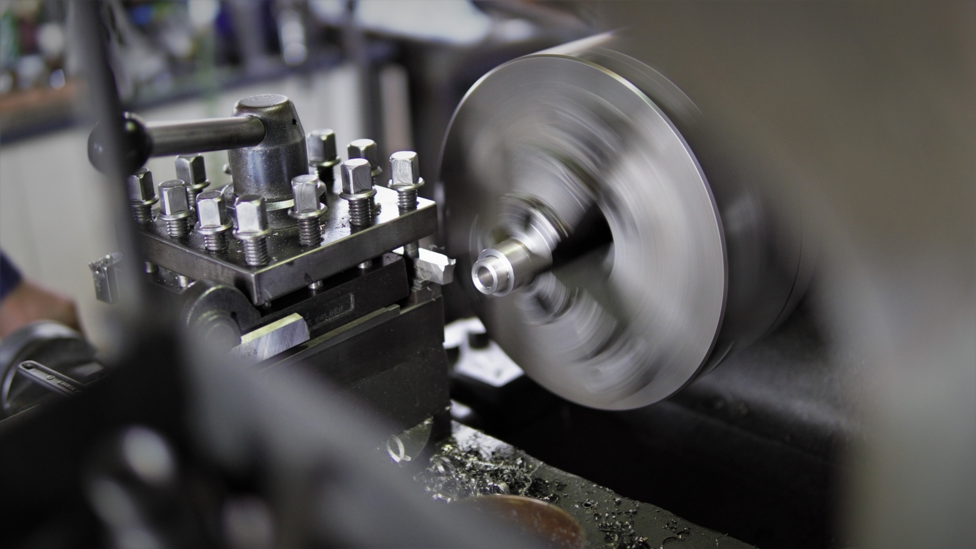 精密部品製造・精密部品加工なら京都府京都市伏見区にある有限会社西田精工にお任せください。